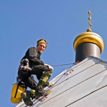 Ремонт креста на маковке одной из церквей Донского монастыря. Апрель 2008 г. Фото: Цыганков О.