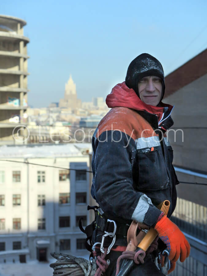 Альпинист утром на крыше